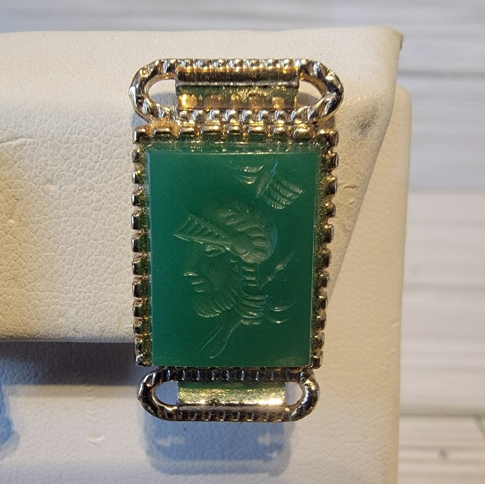 Vintage Green Figural Cabochon Gold Tone Ornate Clip On Earrings
